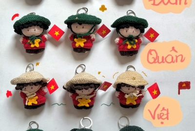 Móc Khóa Búp Bê Len "Đoàn Quân Việt Nam" – Quà Tặng Handmade Ý Nghĩa Đậm Chất Việt