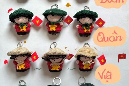 Móc Khóa Búp Bê Len "Đoàn Quân Việt Nam" – Quà Tặng Handmade Ý Nghĩa Đậm Chất Việt