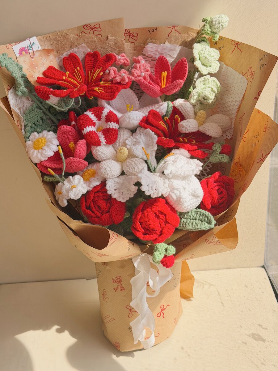 Bó hoa len handmade màu đỏ gồm hoa hồng, lily và cúc trắng, gói giấy kraft