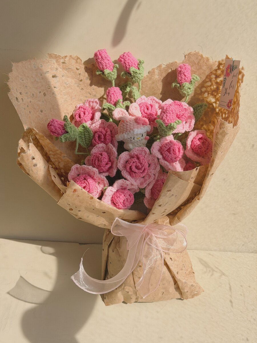 Bó hoa len handmade hoa hồng màu hồng và tulip, gói giấy kraft buộc nơ voan