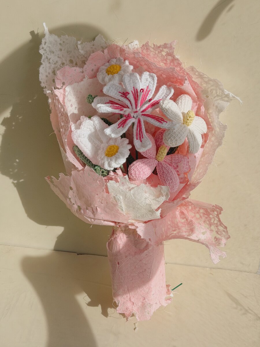 Bó hoa len handmade tông hồng trắng với hoa lily và hoa cúc, gói giấy ren hồng