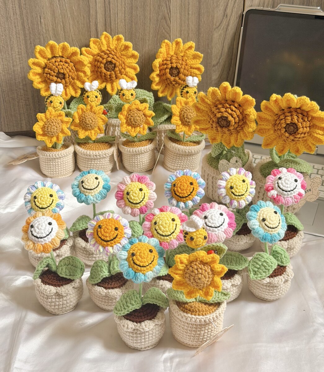 Nhiều chậu hướng dương len handmade, có hướng dương mặt cười và ong nhỏ