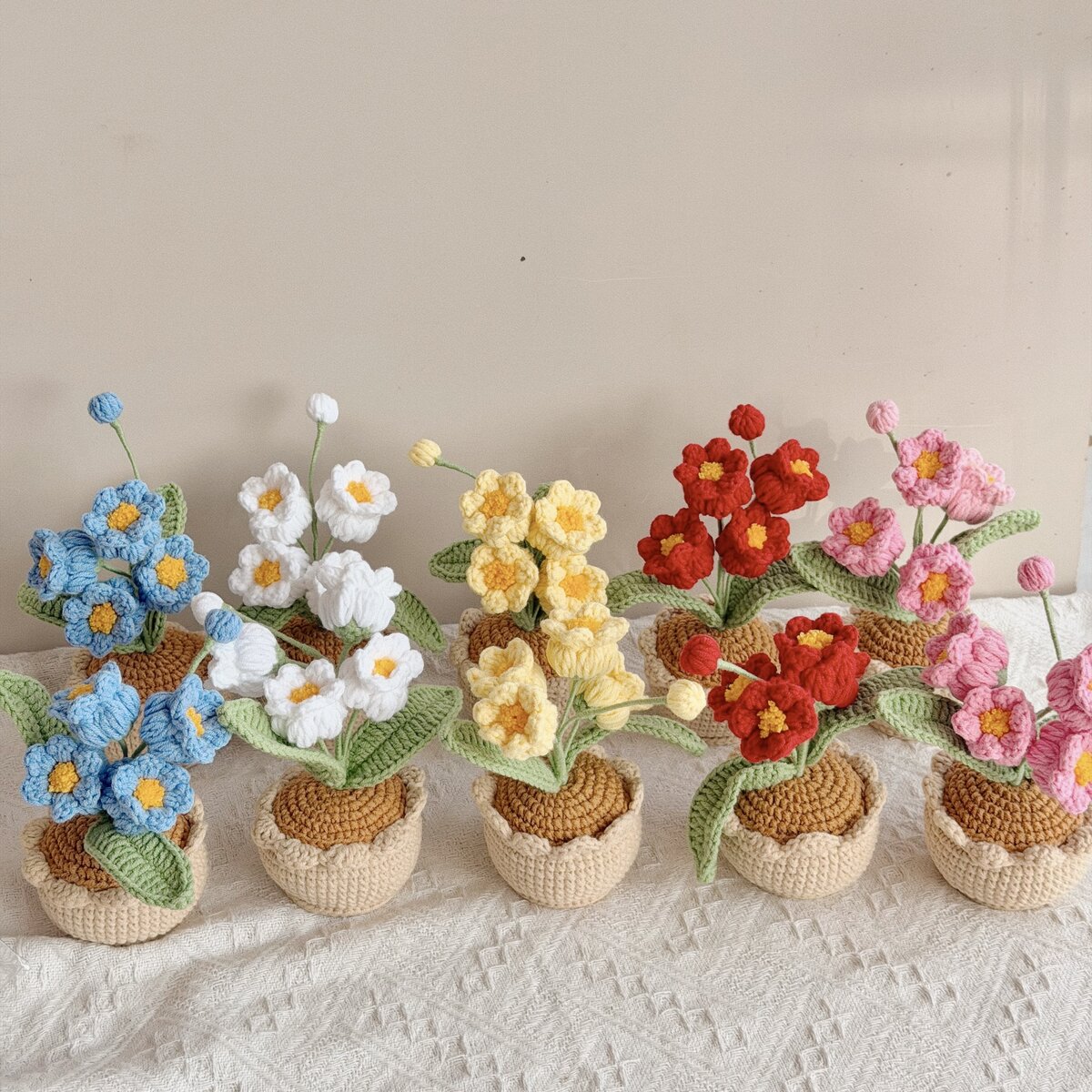 Năm chậu hoa nhỏ len handmade màu xanh dương, trắng, vàng, đỏ và hồng