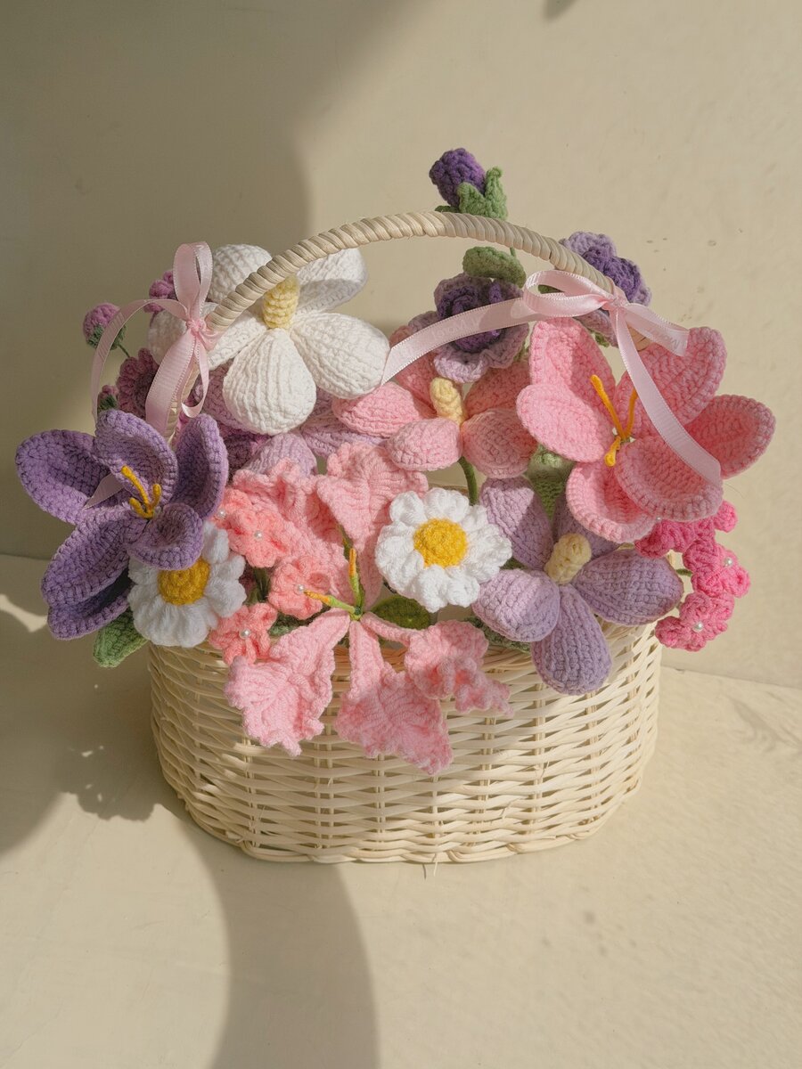Giỏ hoa len handmade tông tím hồng với lily và cúc trắng trong giỏ mây kem