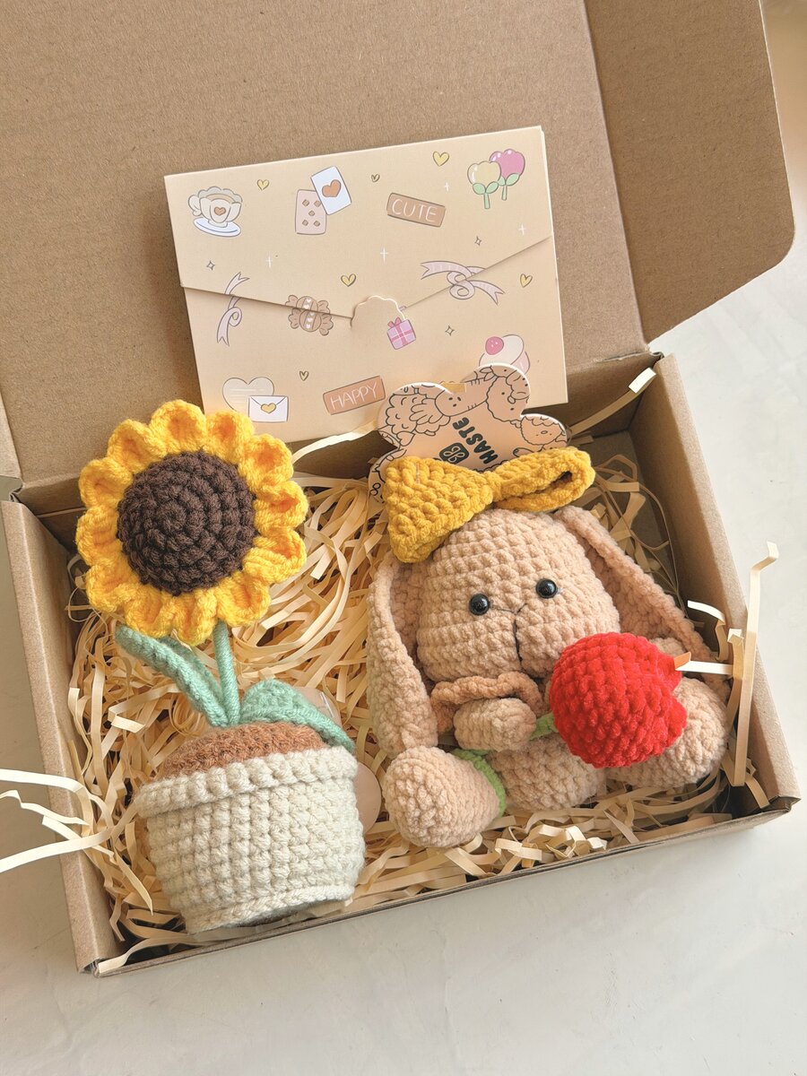 Hộp quà handmade với chậu hoa hướng dương len và thỏ len cầm quả táo đỏ