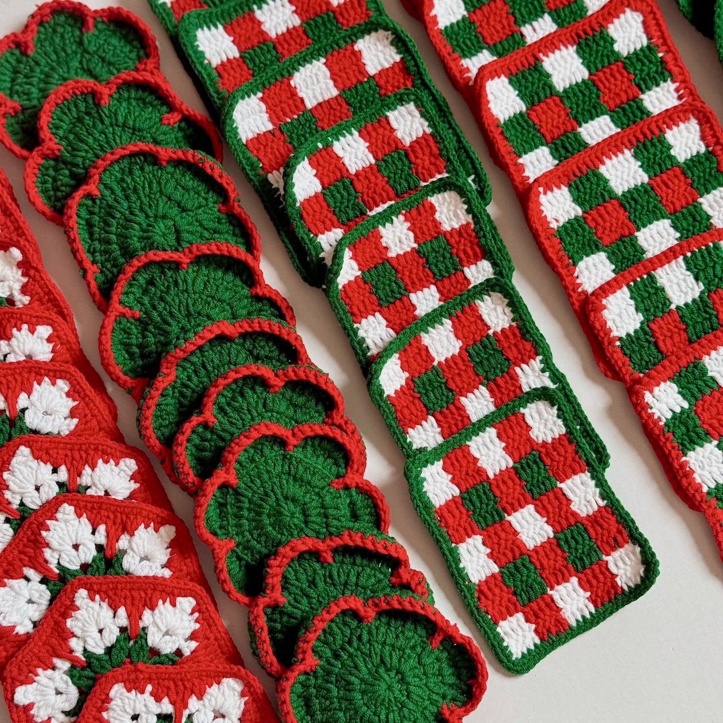 Lót ly len Giáng sinh handmade họa tiết caro đỏ xanh trắng, hình lá thông và hoa trắng viền đỏ