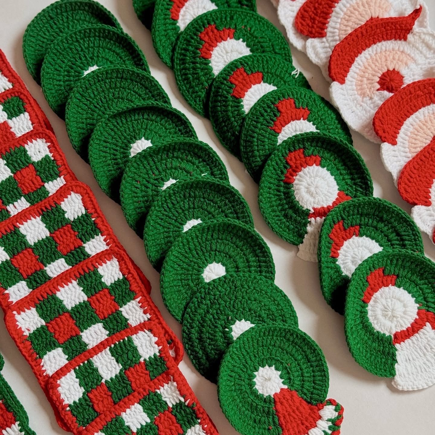 Bộ lót ly len Giáng sinh tròn màu xanh lá, đỏ và trắng, có kiểu mũ ông già Noel và họa tiết caro