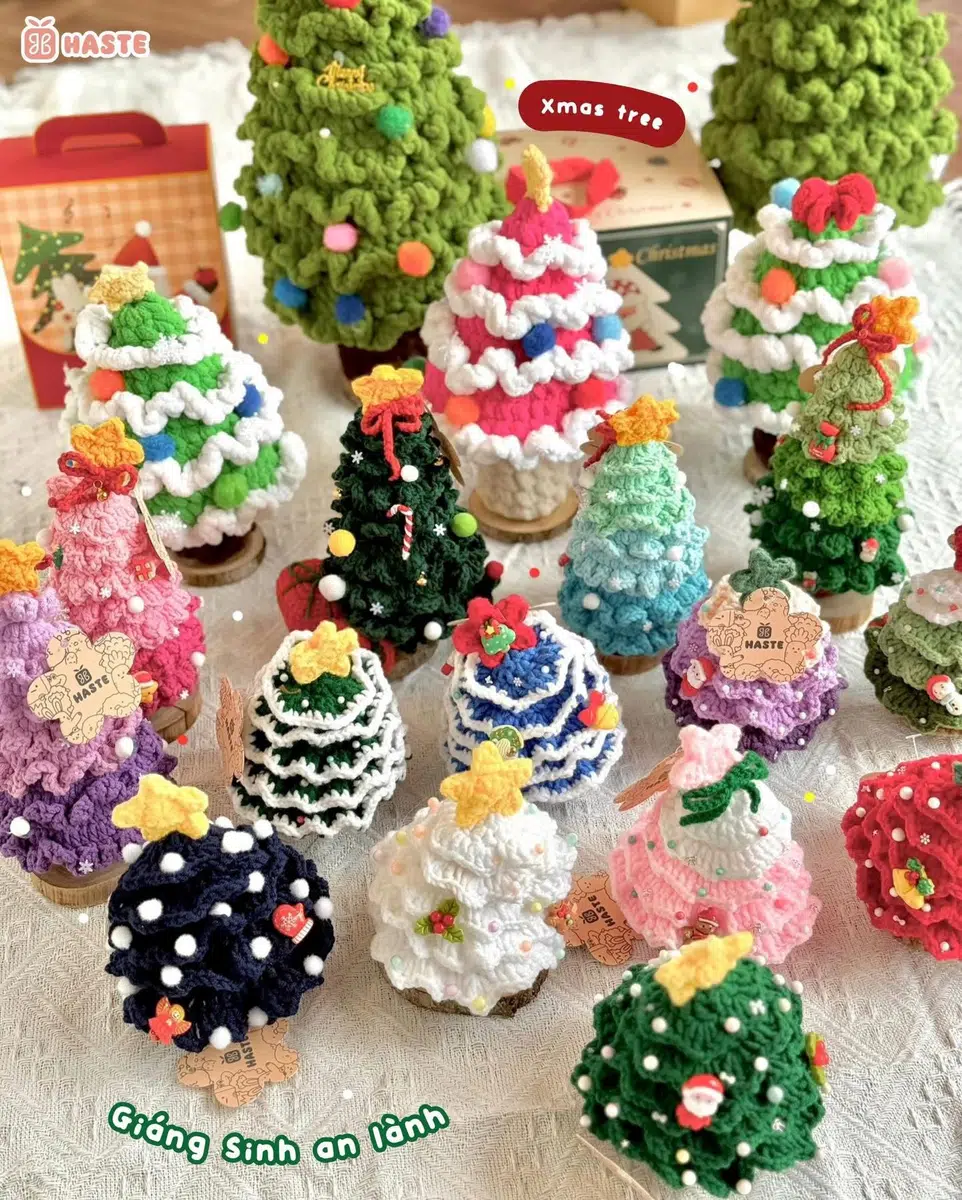 Cây thông Noel len handmade mini nhiều màu có pompom, tuyết và ngôi sao, kèm chữ Giáng Sinh an lành
