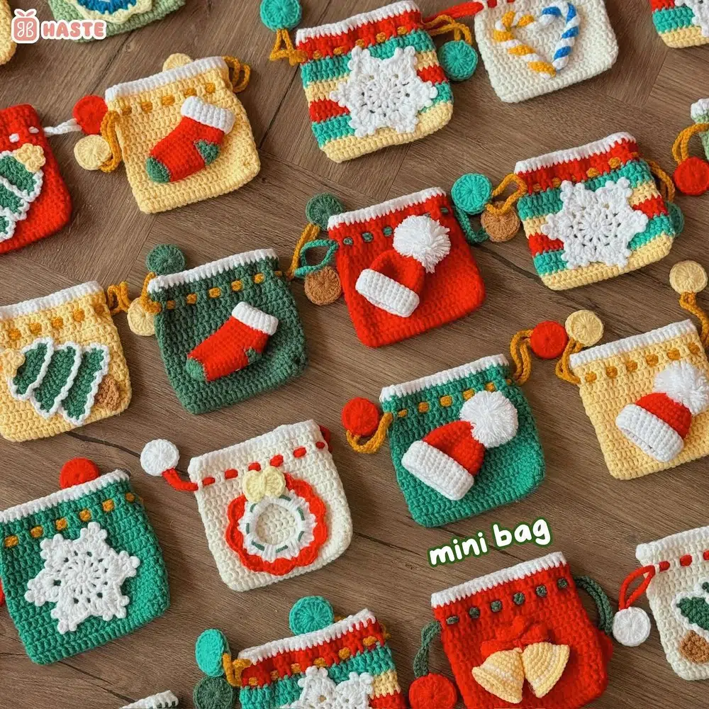 Túi rút len mini bag Giáng sinh màu đỏ, xanh lá, vàng kem với tất, mũ ông già Noel, kẹo gậy và chuông