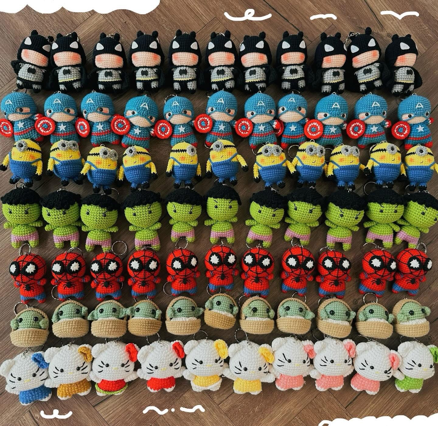 Đội quân siêu anh hùng (Batman, Spiderman, Captain America) phiên bản len móc tay tỉ mỉ. Món quà ý nghĩa cho những tín đồ mê phim và truyện tranh.